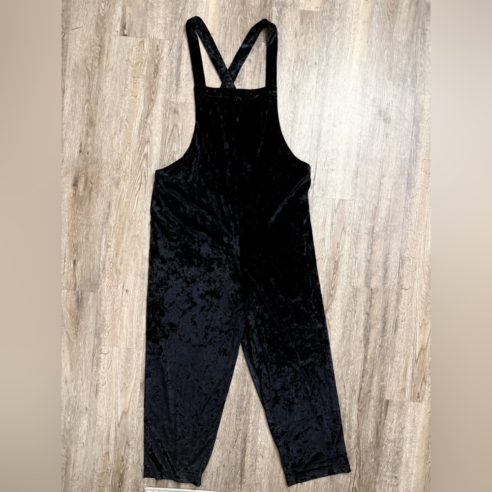 Urban Outfitters • Black Velvet Cropped Overalls - Picture 4 of 12